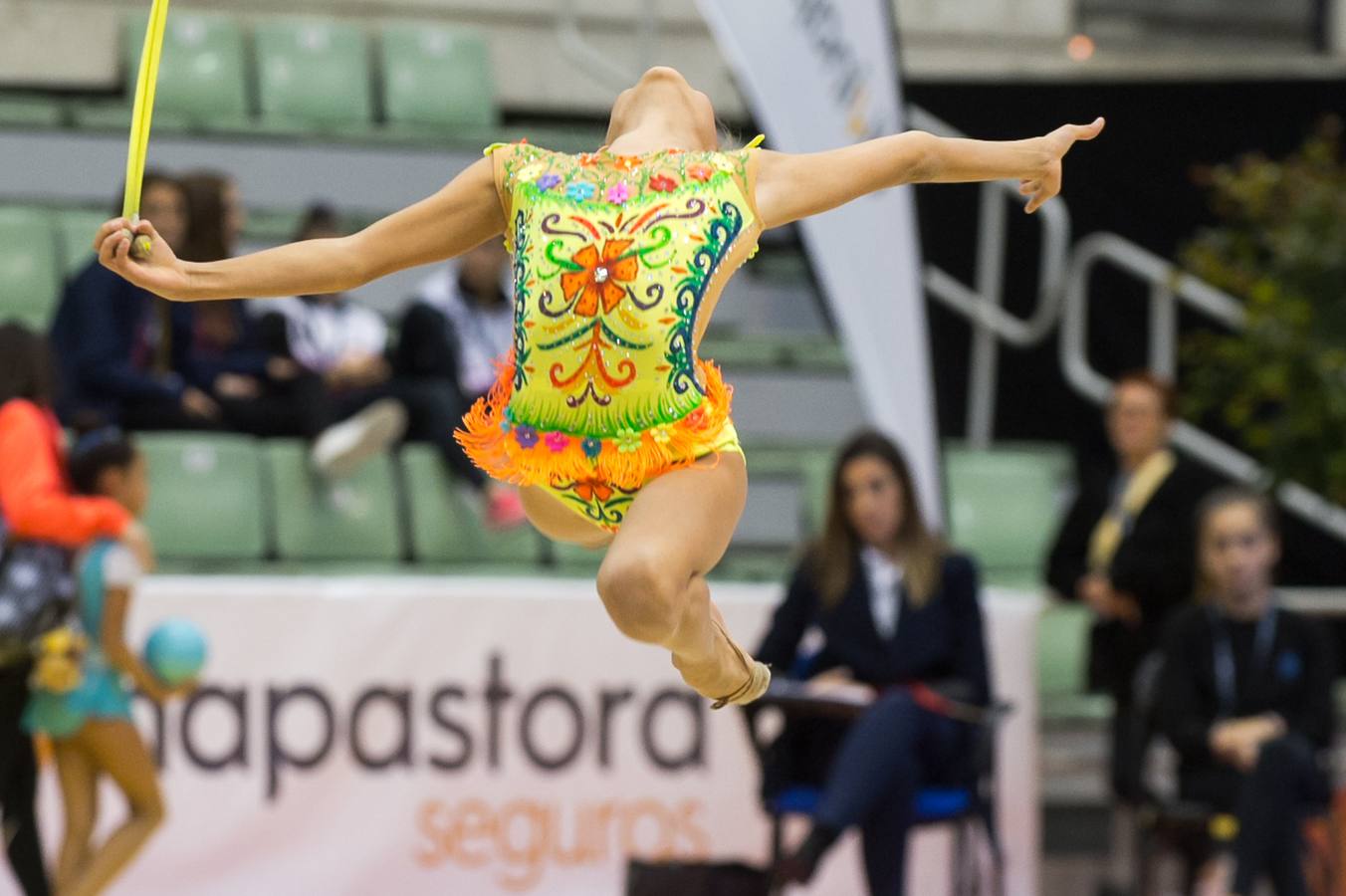 Unas quinientas gimnastas compiten en el primer día de los campeonatos, que se cierra sin ningún podio para la Región