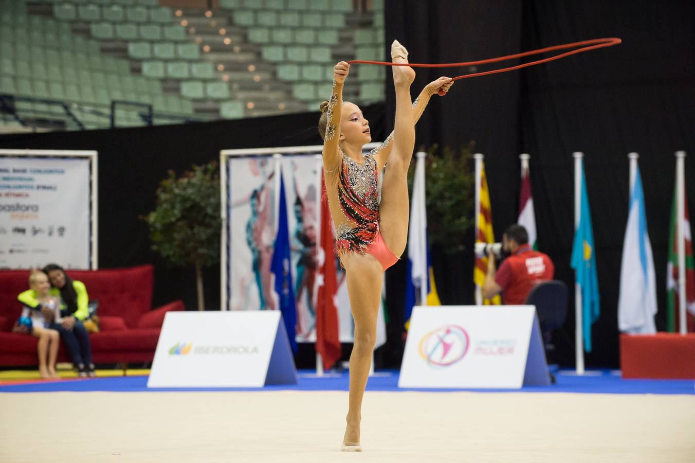 Unas quinientas gimnastas compiten en el primer día de los campeonatos, que se cierra sin ningún podio para la Región