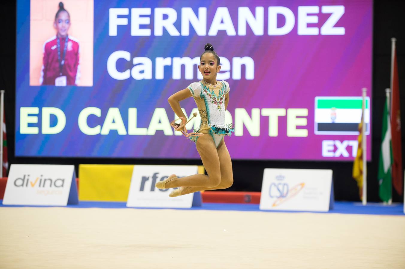 Unas quinientas gimnastas compiten en el primer día de los campeonatos, que se cierra sin ningún podio para la Región