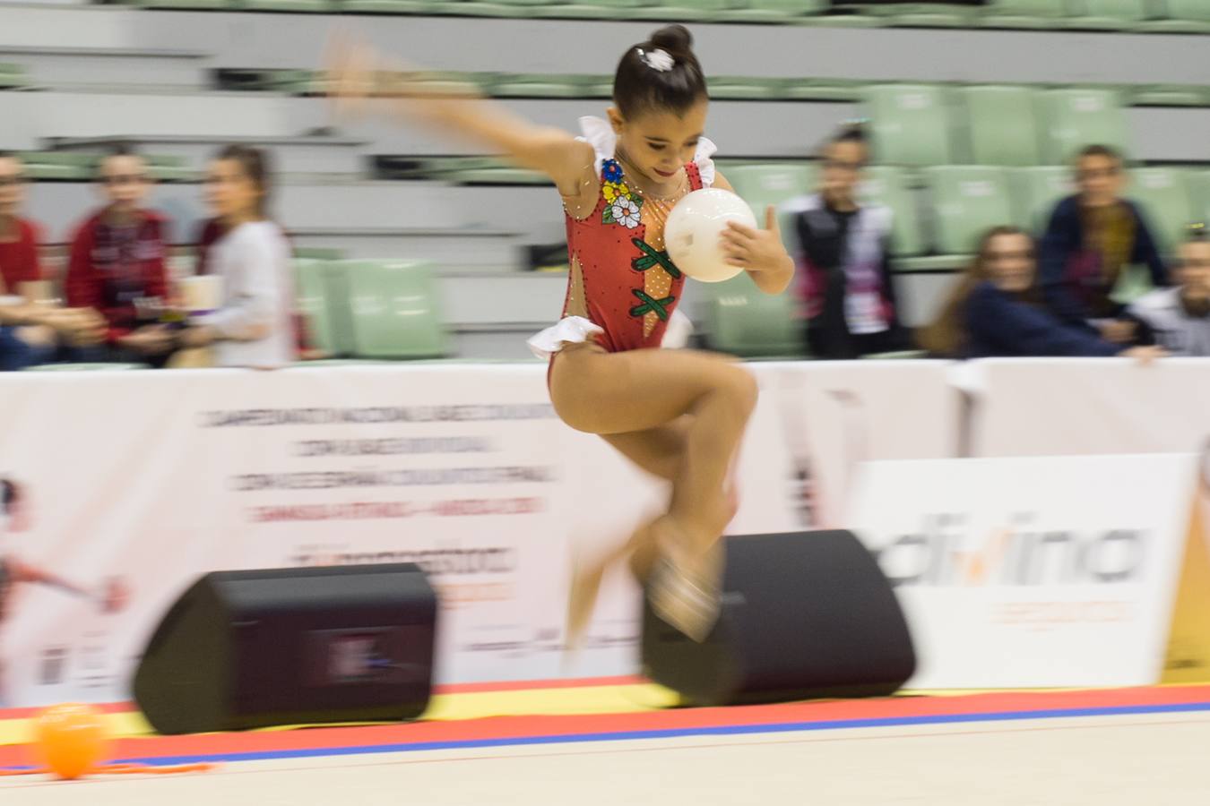 Unas quinientas gimnastas compiten en el primer día de los campeonatos, que se cierra sin ningún podio para la Región