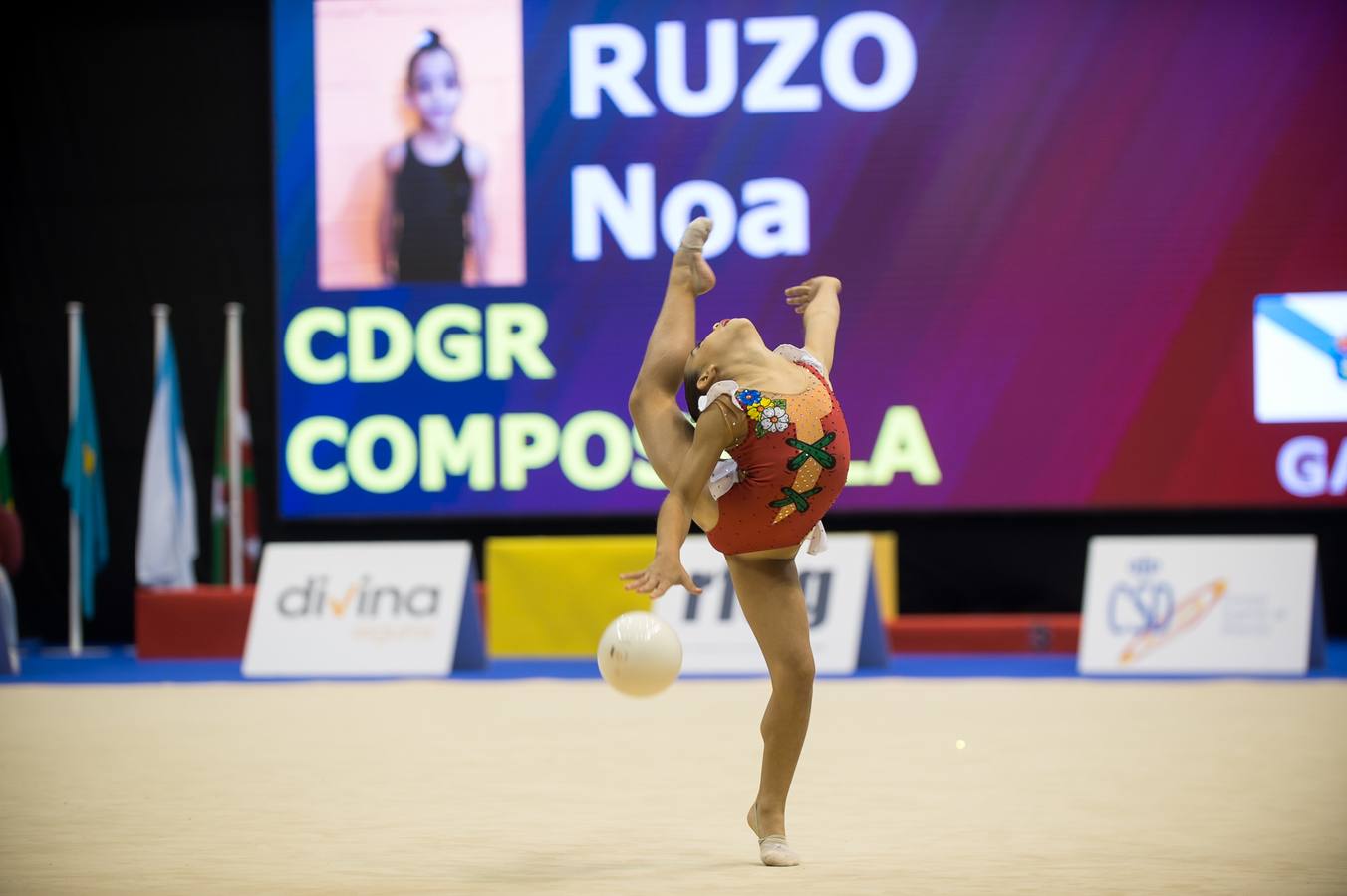 Unas quinientas gimnastas compiten en el primer día de los campeonatos, que se cierra sin ningún podio para la Región