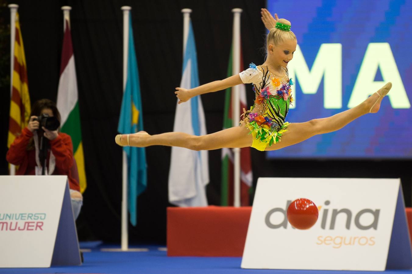 Unas quinientas gimnastas compiten en el primer día de los campeonatos, que se cierra sin ningún podio para la Región