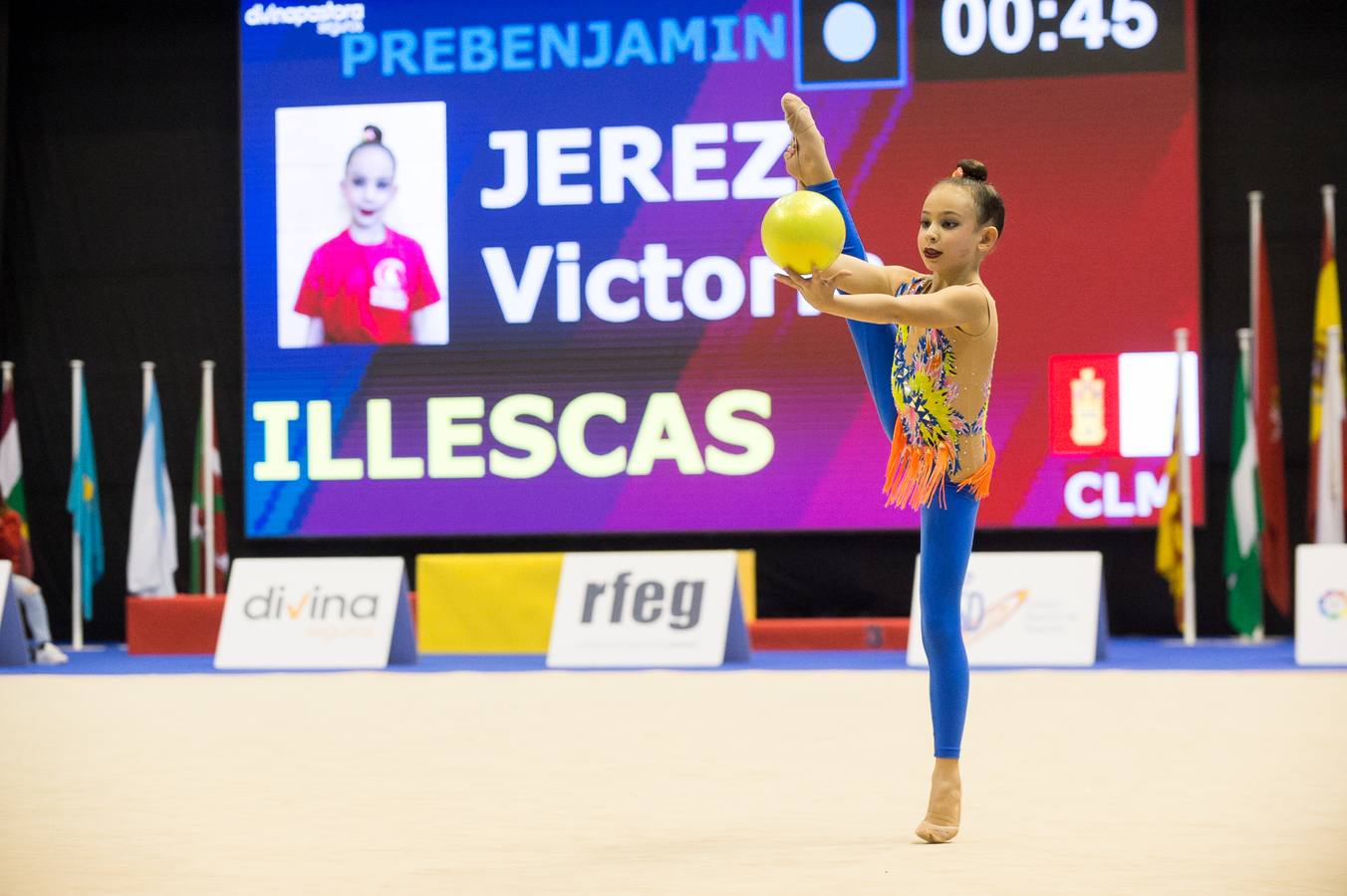 Unas quinientas gimnastas compiten en el primer día de los campeonatos, que se cierra sin ningún podio para la Región