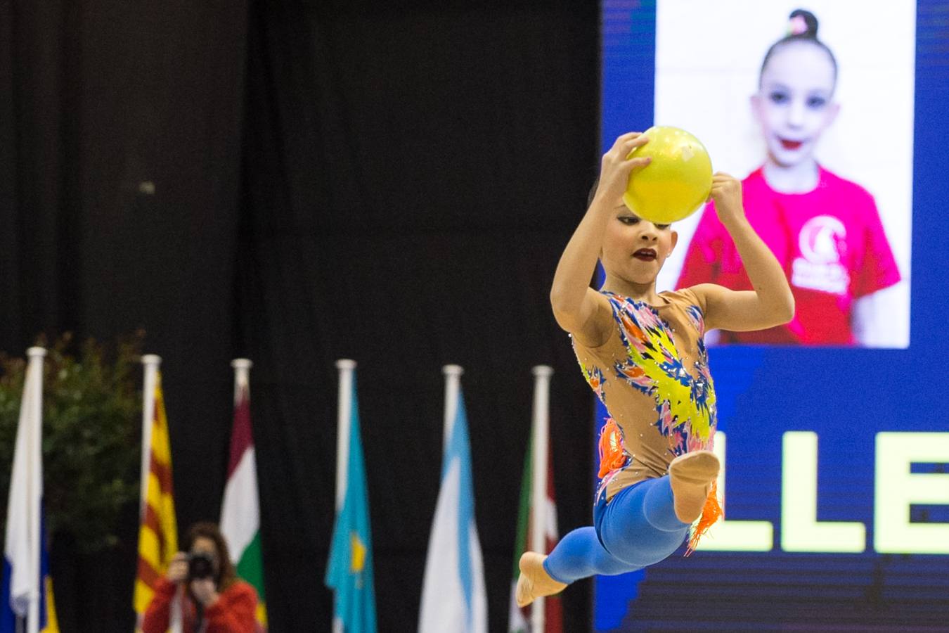 Unas quinientas gimnastas compiten en el primer día de los campeonatos, que se cierra sin ningún podio para la Región