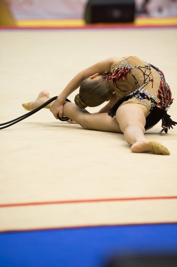 Unas quinientas gimnastas compiten en el primer día de los campeonatos, que se cierra sin ningún podio para la Región