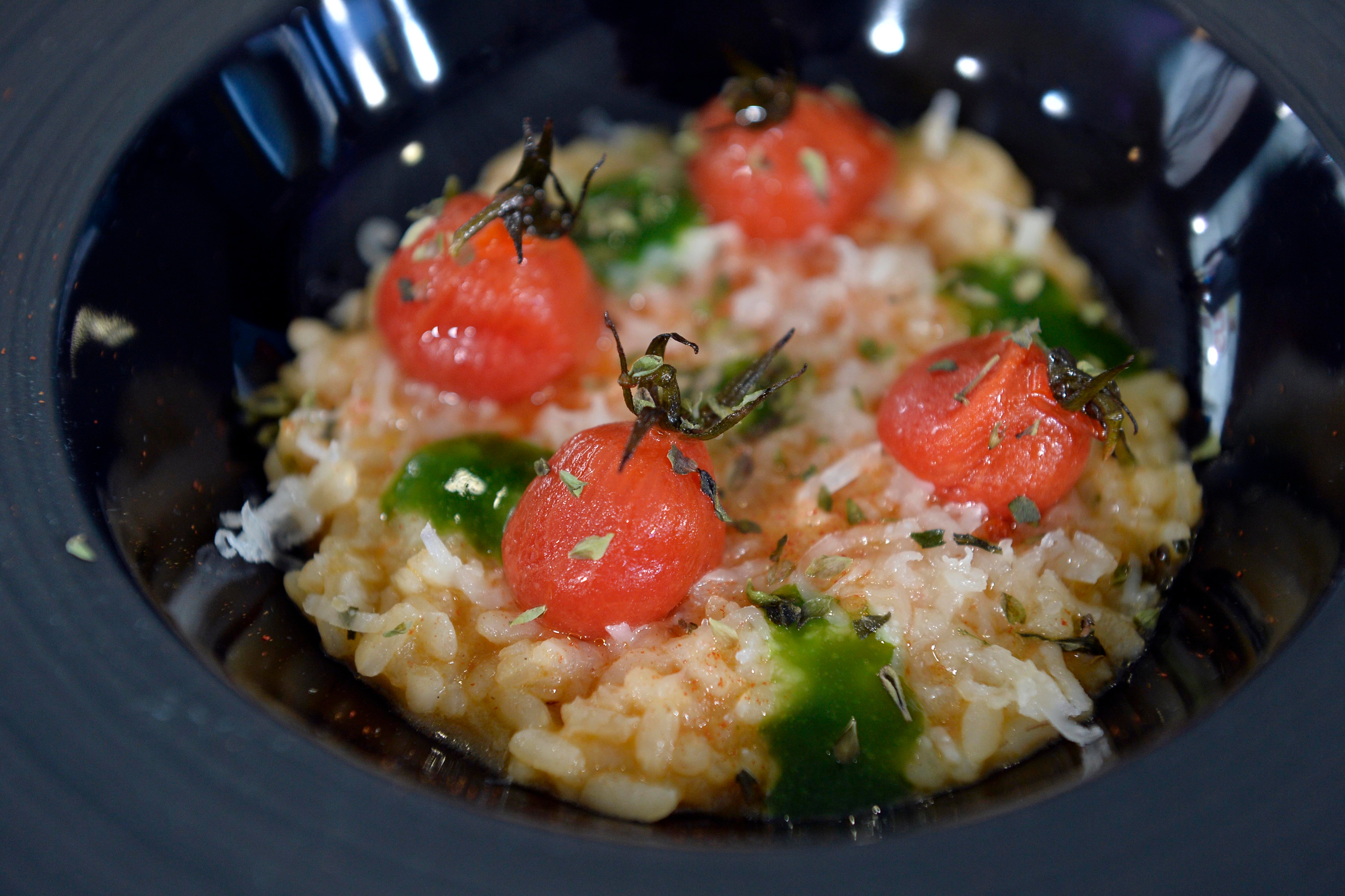 Elías García, ganador del Concurso Joven Cocinero de Jecomur 2018, explica su arroz napolitano.