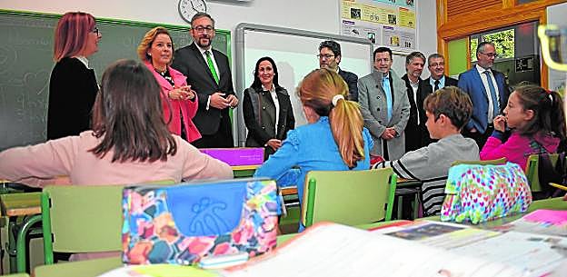 La consejera de Educación, con diputados del PP y de Ciudadanos, en el colegio La Arboleda de Murcia, ayer. 