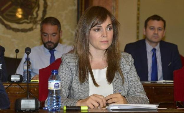 La concejal Rebeca Pérez en un Pleno del Ayuntamiento de Murcia. 