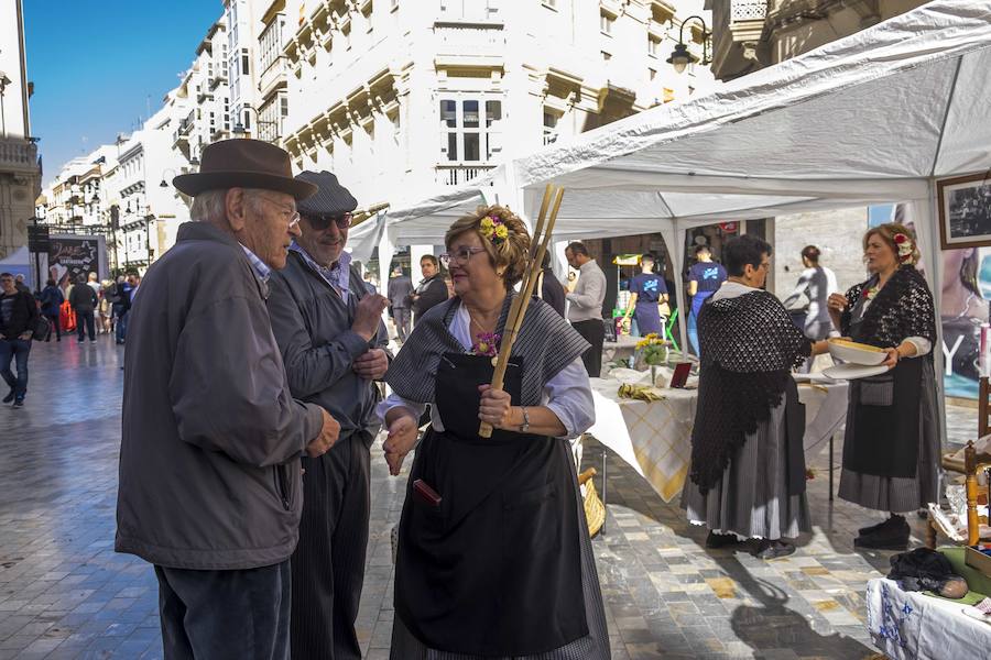 200 personas ataviadas como solía ir la gente en la época de cambio entre los siglos XIX y XX sorprendieron a los ciudadanos de Cartagena.