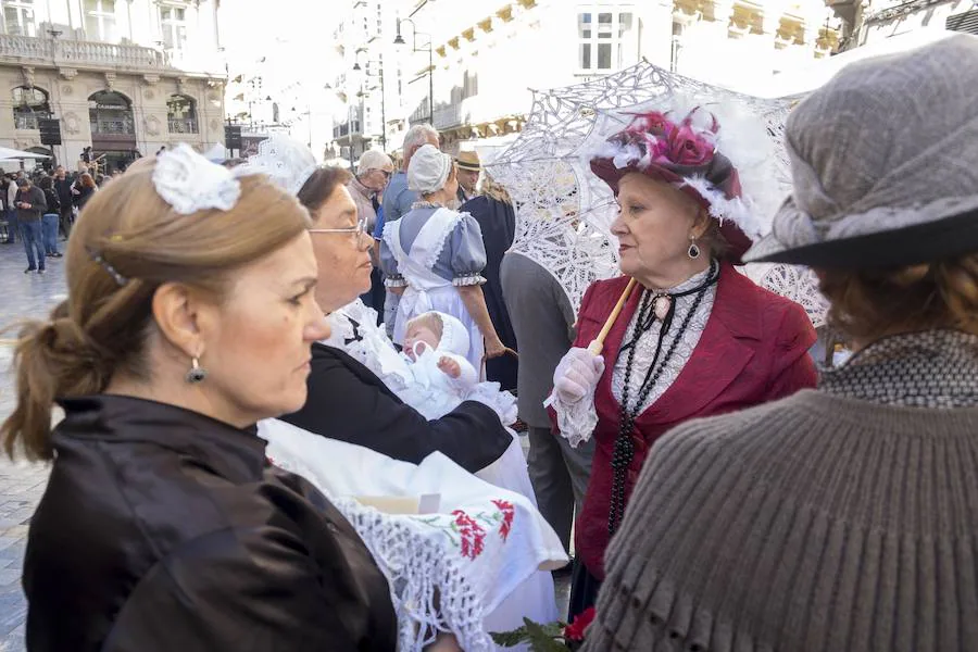 200 personas ataviadas como solía ir la gente en la época de cambio entre los siglos XIX y XX sorprendieron a los ciudadanos de Cartagena.