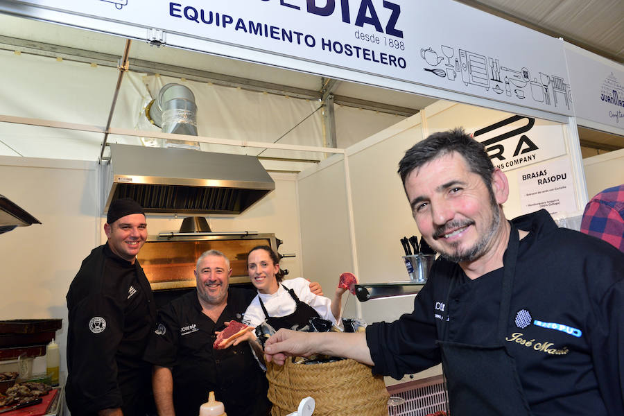 La nueva carpa habilitada en el exterior del recinto fue uno de los grandes atractivos, donde familias enteras, parejas y grupos de amigos disfrutaron con las carnes que sirve estos días la firma José Díaz