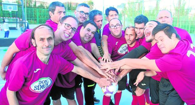 El equipo de fútbol sala de Aspajunide entrena en las instalaciones deportivas del Ayuntamiento de Jumilla. 