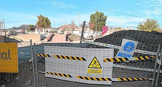 Los trabajos están suspendidos a uno y otro lado del cauce del río mientras se busca una solución a la inestabilidad del terreno. / agm