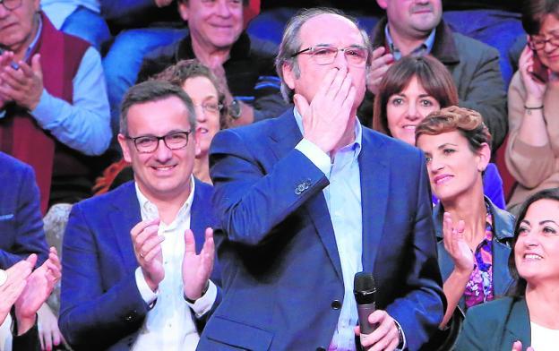 Conesa, junto al candidato del PSOE a la Comunidad de Madrid, Ángel Gabilondo, ayer en Fuenlabrada. 