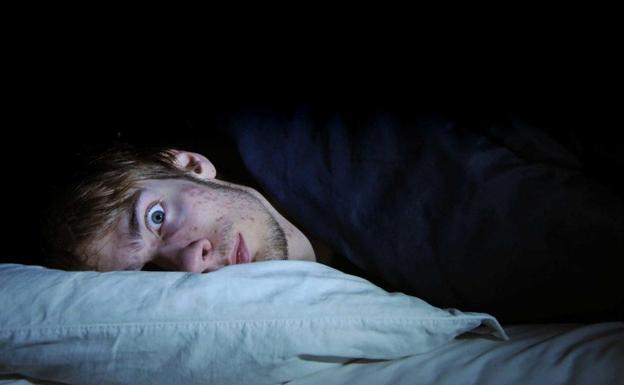 Dormir seis horas al día provoca 'resaca'
