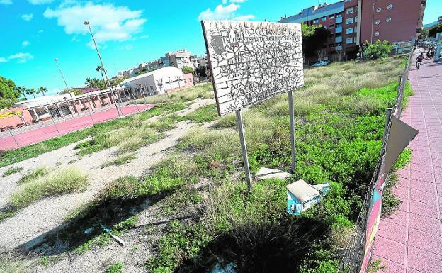 Cartel que anuncia, desde hace años, que en este solar de Santiago y Zaraíche se ubicará un centro de salud. 