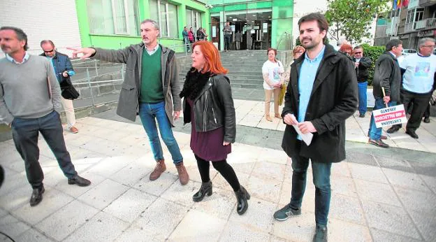 Urralburu, Pilar Marcos y Javier Sánchez, ayer, en la puerta del Palacio de Justicia. 