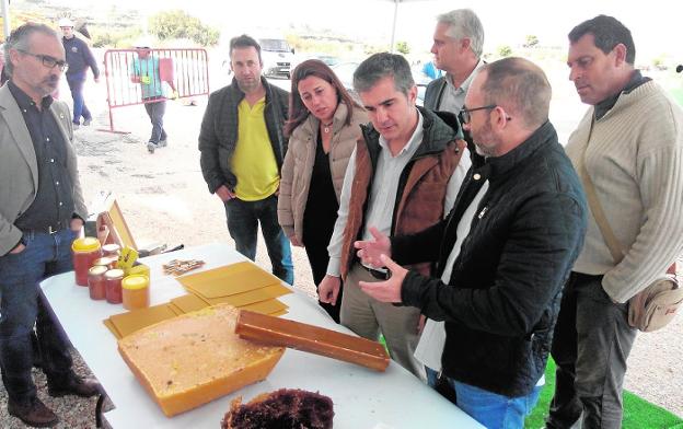 El consejero Del Amor (c), junto a los alcaldes de Albudeite (detrás) y Caravaca (i), ayer. 