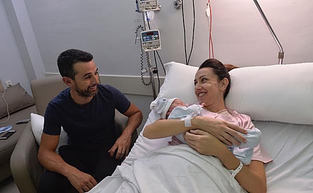 Carolina Bartolomé, ayer, con su hijo Antonio y su marido, Ginés, en Quirónsalud. 