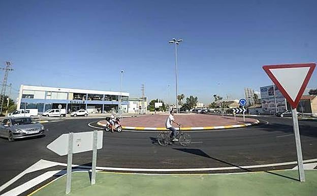 ¿Cuándo hay que poner el intermitente en una rotonda? Casi todo el mundo lo hace mal