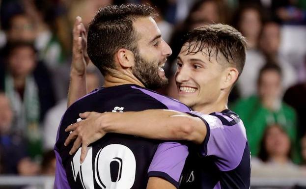 Antoñito y Toni Villa celebran un gol ante el Betis, en un partido correspondiente a la novena jornada de LaLiga Santander.