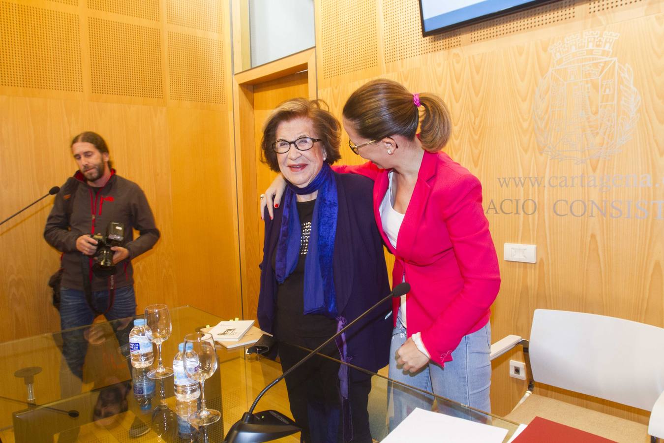 Dionisia García recibió el reconocimiento y el afecto del festival poético Deslinde, que se viene celebrando en Cartagen