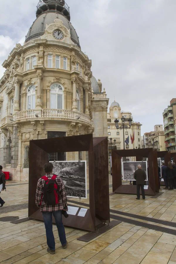 'Génesis. Arte en la calle' es el título de la exposición del fotógrafo brasileño Sebastião Salgado que, hasta el 9 de diciembre, podrá visitarse en la Plaza Héroes de Cavite de Cartagena