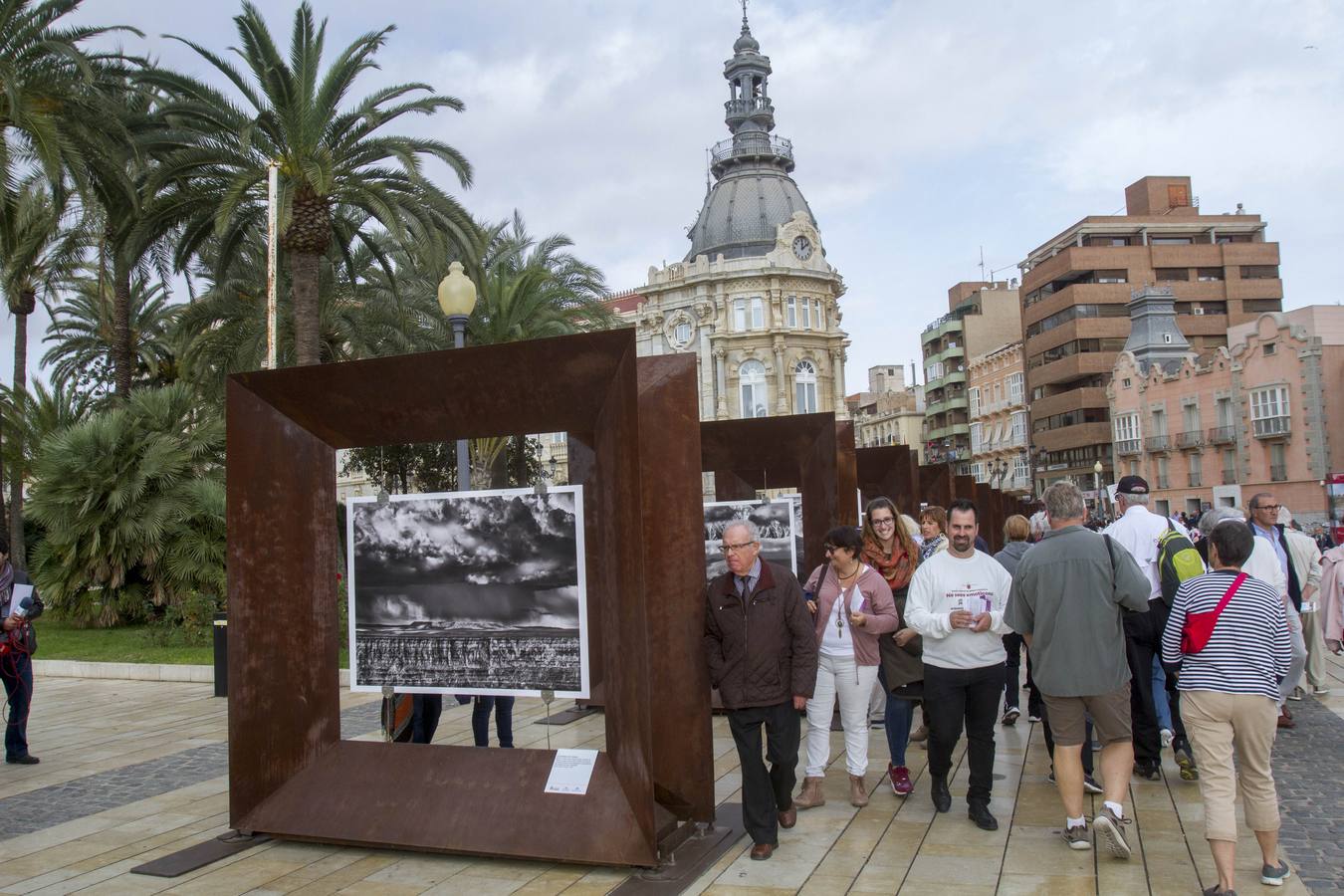 'Génesis. Arte en la calle' es el título de la exposición del fotógrafo brasileño Sebastião Salgado que, hasta el 9 de diciembre, podrá visitarse en la Plaza Héroes de Cavite de Cartagena