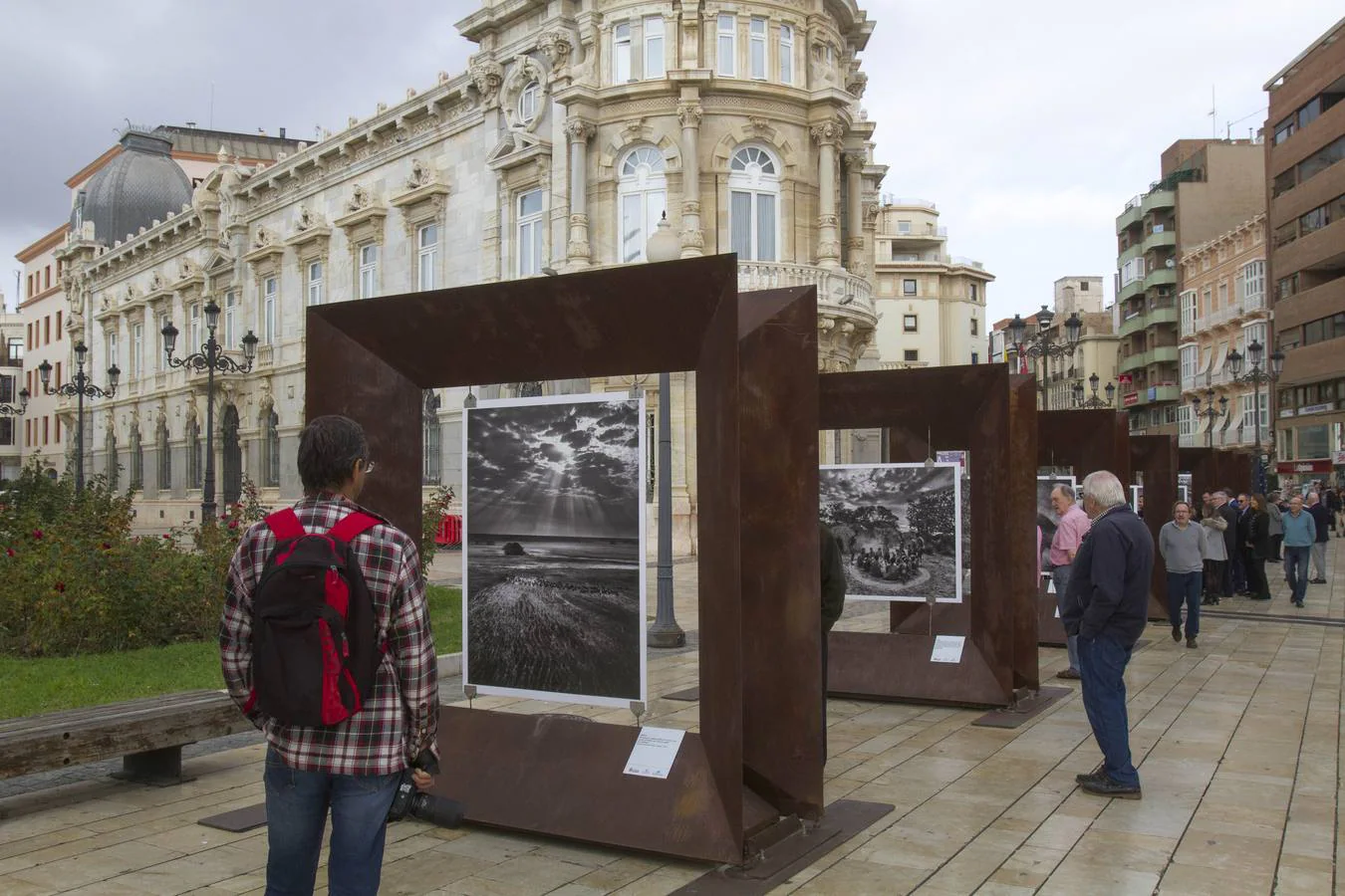 'Génesis. Arte en la calle' es el título de la exposición del fotógrafo brasileño Sebastião Salgado que, hasta el 9 de diciembre, podrá visitarse en la Plaza Héroes de Cavite de Cartagena