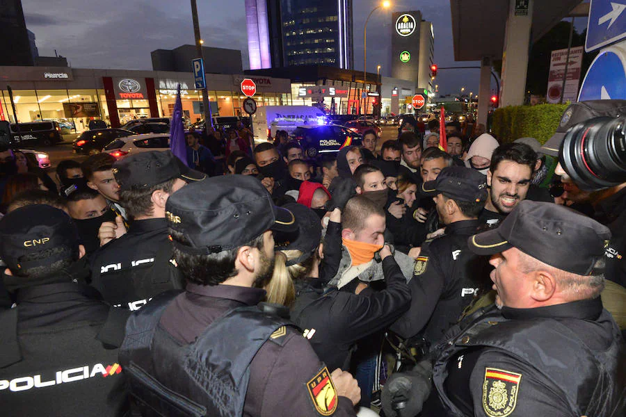 La Policía Nacional detiene a tres jóvenes en las protestas frente al Hotel Nelva por la ponencia 'Marxismo, Feminismo y LGTBI' y el acto de la formación política liderada por Santiago Abascal