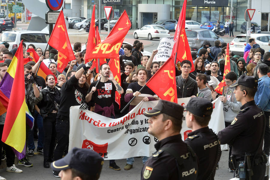 La Policía Nacional detiene a tres jóvenes en las protestas frente al Hotel Nelva por la ponencia 'Marxismo, Feminismo y LGTBI' y el acto de la formación política liderada por Santiago Abascal