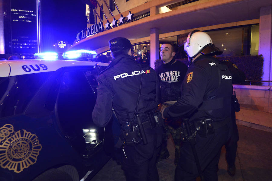 La Policía Nacional detiene a tres jóvenes en las protestas frente al Hotel Nelva por la ponencia 'Marxismo, Feminismo y LGTBI' y el acto de la formación política liderada por Santiago Abascal