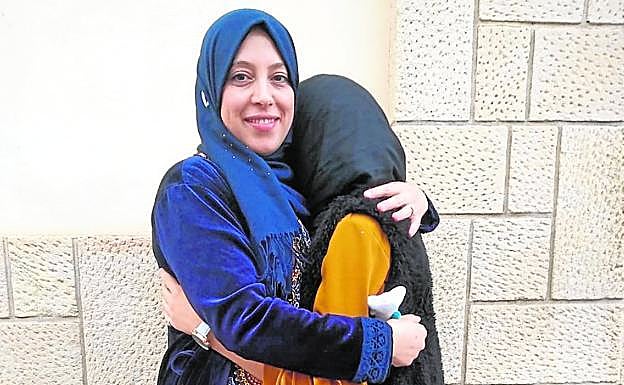 Samira El Younesy abraza a su hija, ayer. 