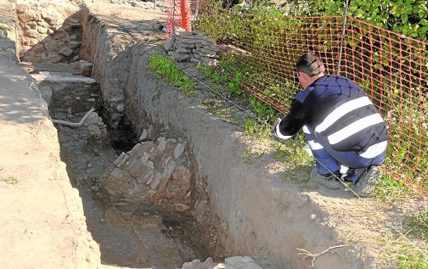 Un técnico examina parte de los restos arqueológicos del Molino de la Pólvora. 