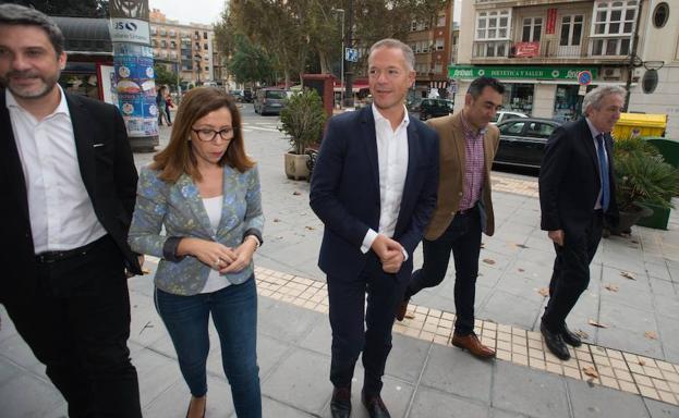 Ander Gil, en el centro de la imagen, durante su visita a Cartagena. 