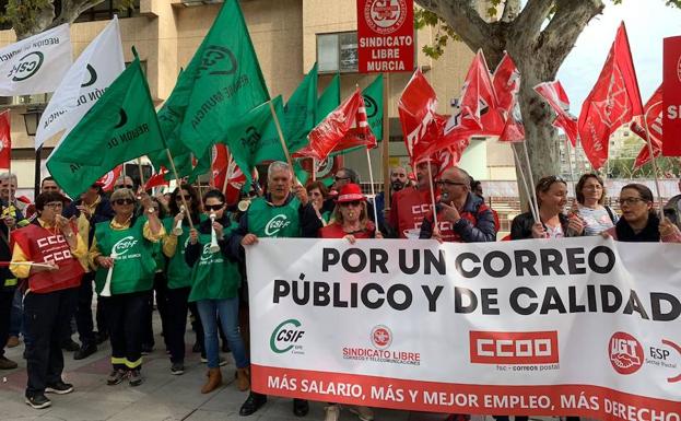 Empleados de Correos en la manifestación de este miércoles frente a la Delegación del Gobierno.