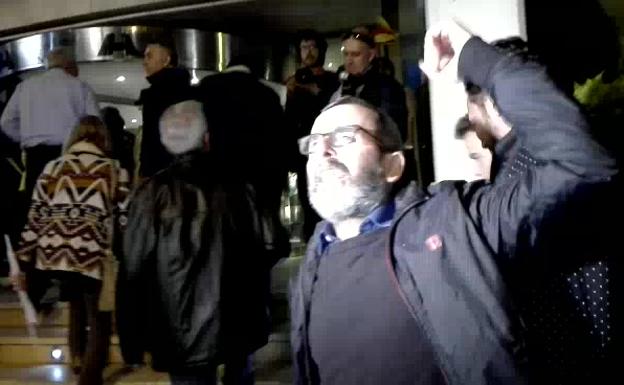 Uno de los asistentes al acto de Vox, increpando a los manifestantes. 