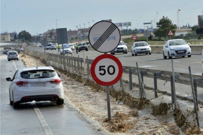 El tráfico ha sido reabierto en la autovía del Mar Menor sentido Murcia y ya solo cinco vías presentan problemas. El 112 recibe un centenar de llamadas y el fuerte viento causa múltiples daños en la zona de San Javier