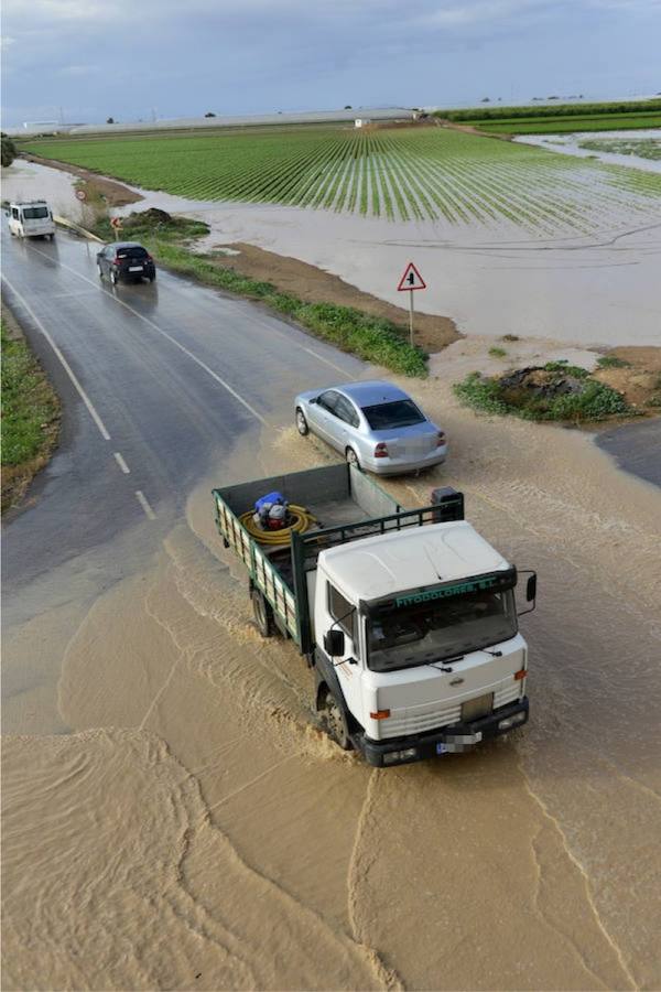 El tráfico ha sido reabierto en la autovía del Mar Menor sentido Murcia y ya solo cinco vías presentan problemas. El 112 recibe un centenar de llamadas y el fuerte viento causa múltiples daños en la zona de San Javier