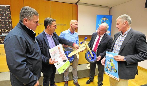 Juan Cerón, en el centro, presenta el proyecto solidario. 