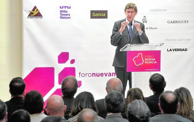 Goirigolzarri se dirige a los asistentes durante su intervención en el Foro Nueva Murcia, en el Casino de la capital de la Región. 
