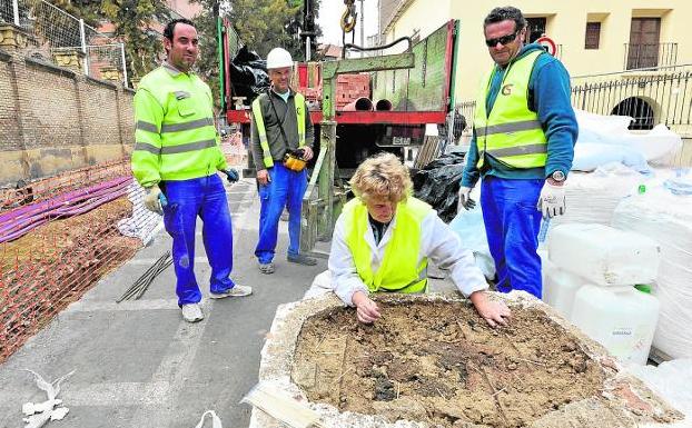 La restauradora Pilar Vallalta prepara el horno de adobe para su traslado al Museo Arqueológico. 