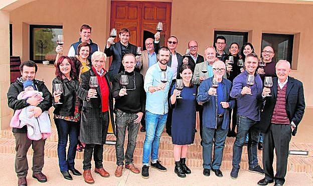 Ana Kasrashvili, Imanol y Jon Arias, familiares Gil Vera, miembros del jurado y el elenco del corto. Abdías Simón