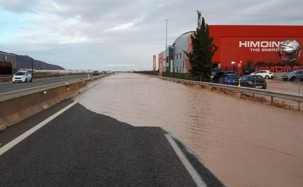 Imagen de la autovía de San Javier, anegada de agua. 