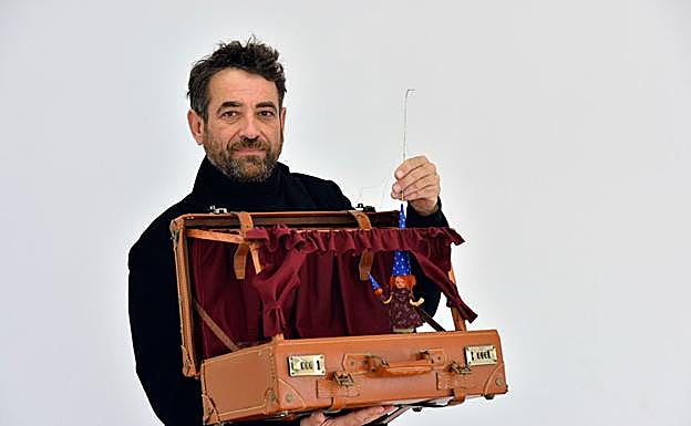 Ángel Salcedo, director de Títeremurcia, posa junto a una de sus marionetas. 