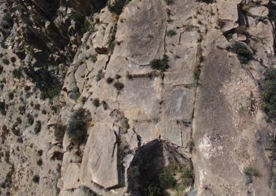 Imagen secundaria 1 - Cabezo Malnombre, en cuya cima amesetada se ha hallado el campo de petroglifos. Calderón destinado seguramente a almacenar agua. Conjunto de once cazoletas talladas en la roca.