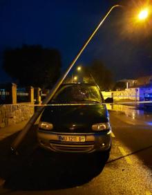 Imagen secundaria 2 - Desperfectos ocasionados en San Javier: 1. Árbol arrancado. 2. Tela asfática desprendida. 3. Coche dañado por una farola derribada.