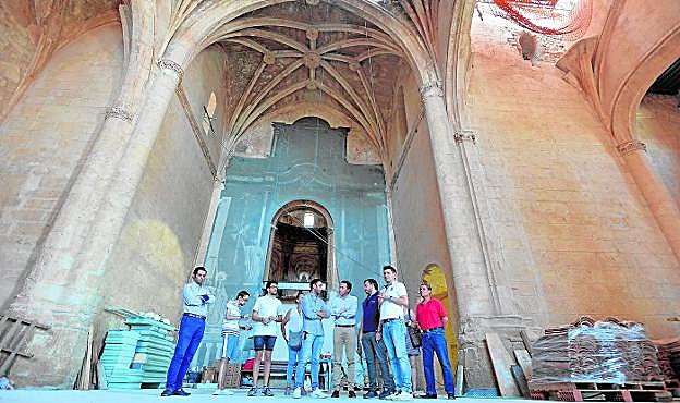 El edil de Cultura y el alcalde (c), con directivos de la Federación de San Clemente, en el interior de Santa María. 
