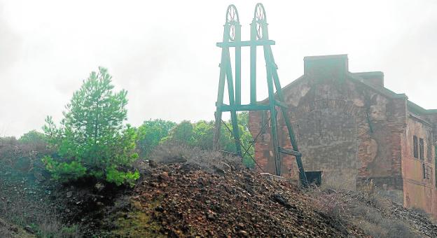 Castillete y nave en el antiguo complejo minero de La Esperanza, en el municipio de La Unión, en una imagen tomada ayer. 