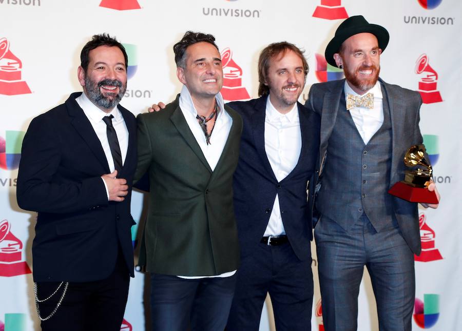 Campi Campon, Jorge Drexler, Matias Cella, Carles Ernesto Garcia posan con el premio de Mejor Grabación del Año.